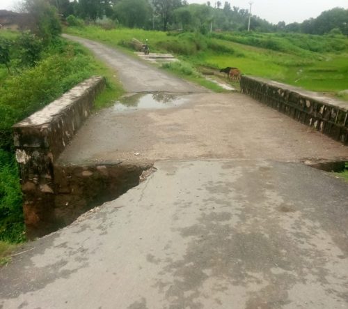 Traffic Disrupted Near Puliya Due to Road Collapse in Jatajua, Sonbhadra