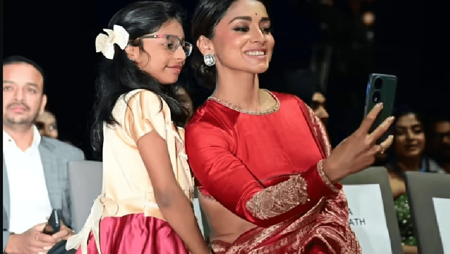 Shriya Saran Redefines Statement Blouse at Dubai Awards