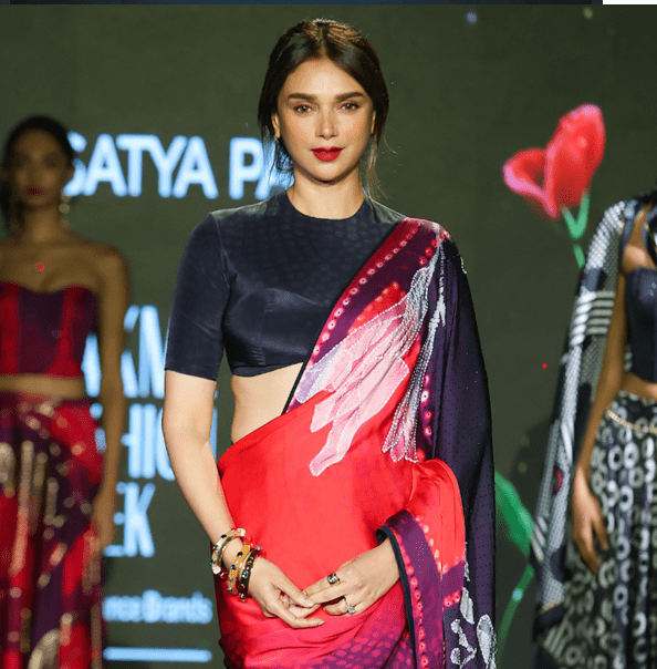 Aditi Rao Hydari Mesmerizes as Showstopper in Midnight Saree
