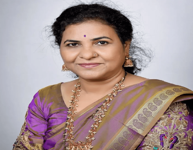 Akola Entrepreneur Vandana Sarag Revives the Nauvari Saree